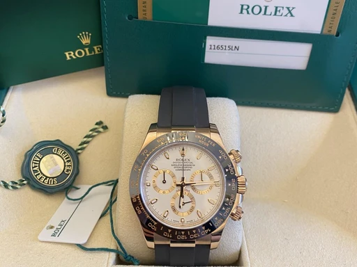 Title: Daytona 116515LN
Brand: Rolex
Model: Daytona
Ref: 116515LN
Category: Racing
Diameter: 40mm
Functions: Kronograf, Dato
Year: 2018
Price: 245000
Condition: undefined
Dial Color: Hvid
Strap: Gummi
Case material: Guld
Gender: Herre
Match: 100.0%
Billedet er ejet af Urbørsen (383048) Et Rolex ur