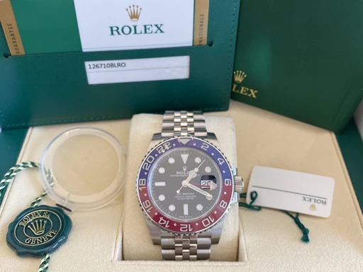 Title: GMT-Master 126710BLRO (Pepsi)
Brand: Rolex
Model: GMT-Master
Ref: 126710BLRO
Category: Pilot
Diameter: nullmm
Functions: Dato, GMT
Year: 2020
Price: 135000
Condition: 9.8
Dial Color: Sort
Strap: Metal
Case material: Stål
Gender: Herre
Match: 100.0%
Billedet er ejet af Urbørsen (277783) Et Rolex ur
