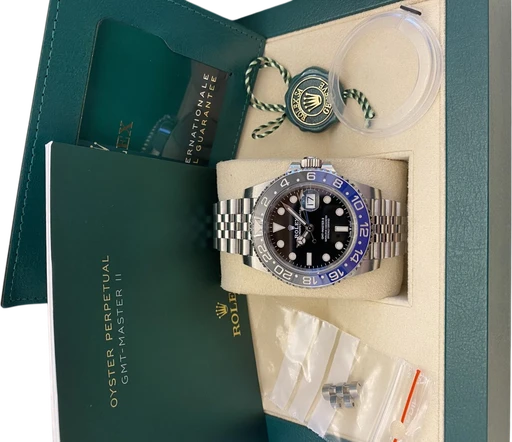 Title: GMT-Master 126710BLNR (Batgirl)
Brand: Rolex
Model: GMT-Master 126710BLNR
Ref: 126710BLNR
Category: Pilot
Diameter: nullmm
Functions: GMT, Dato
Year: 2020
Price: 116000
Condition: 8.5
Dial Color: Sort
Strap: Metal
Case material: Stål
Gender: Herre
Match: 100.0%
Billedet er ejet af Urbørsen (323033) Et Rolex ur