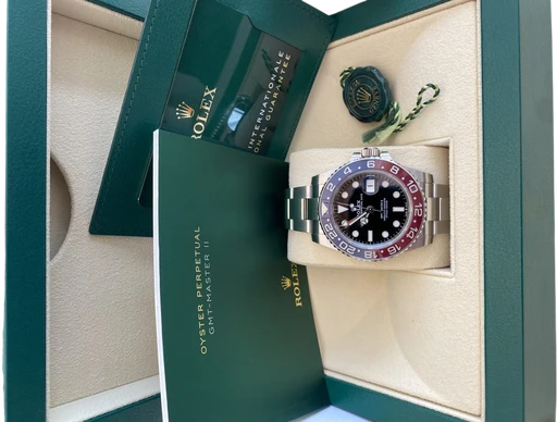 Title: GMT-Master 126710BLRO (Pepsi)
Brand: Rolex
Model: GMT-Master 126710BLRO
Ref: 126710BLRO
Category: Pilot
Diameter: nullmm
Functions: GMT, Dato
Year: 2022
Price: 155000
Condition: 8.5
Dial Color: Sort
Strap: Metal
Case material: Stål
Gender: Herre
Match: 100.0%
Billedet er ejet af Urbørsen (866423) Et Rolex ur