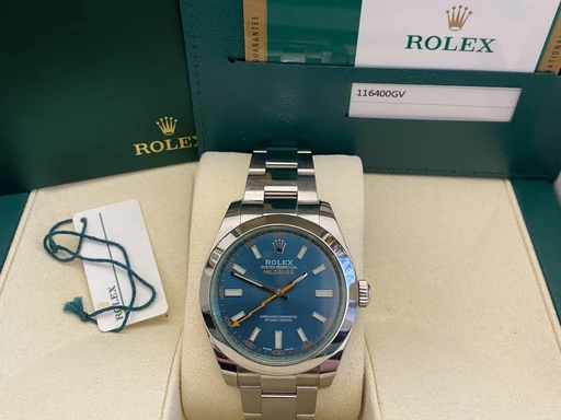 Title: Milgauss 116400GV Blue (New)
Brand: Rolex
Model: Milgauss
Ref: 116400GV
Category: Dress
Diameter: nullmm
Functions: Dato
Year: 2019
Price: 83000
Condition: undefined
Dial Color: Blå
Strap: Metal
Case material: Stål
Gender: Herre
Match: 100.0%
Billedet er ejet af Urbørsen (430653) Et Rolex ur