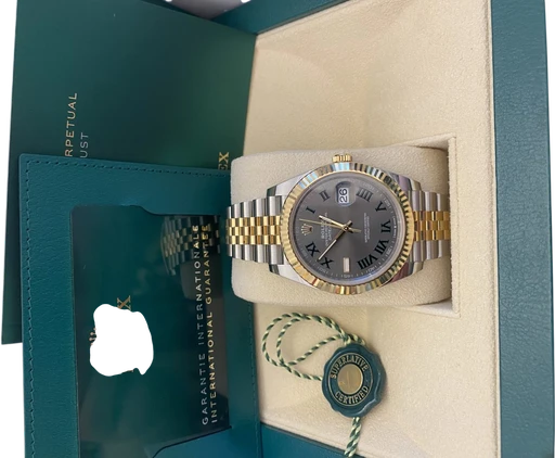 Titel: Datejust 126333 Wimbledon (Nyhed)
Mærke: Rolex
Model: Datejust 126333 Wimbledon
Ref.: 126333
Årgang: 2023
Tilbehør: Boks og Papirer
Stand: 8.8 (Brugt)
Pris: 104.995 kr.
Diameter: 41mm
Funktioner: Dato
Skivefarve: Grå
Rem: Metal
Kassemateriale: Guld
Kategori: Dress
Køn: Herre
Match: 100.0%
Billedet ejes af Urbørsen (1020066) Et Rolex ur