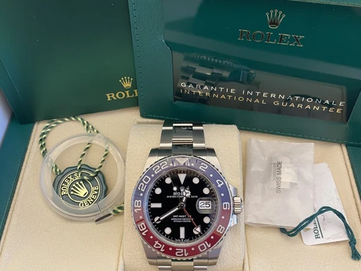 Title: GMT-Master 126710BLRO Pepsi
Brand: Rolex
Model: GMT-Master 126710BLRO Pepsi
Ref: 126710BLRO
Category: Pilot
Diameter: nullmm
Functions: GMT, Dato
Year: 2023
Price: 166000
Condition: 9.0
Dial Color: Sort
Strap: Metal
Case material: Stål
Gender: Herre
Match: 100.0%
Billedet er ejet af Urbørsen (242648) Et Rolex ur