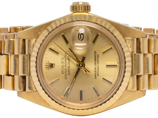 Title: Lady-Datejust 28, Champagne, Guld, President
Brand: Rolex
Model: Datejust
Ref: 6927
Category: Dress
Diameter: 28mm
Functions: Dato
Year: 1981
Price: 69900
Condition: undefined
Dial Color: Guld
Strap: Metal
Case material: Guld
Gender: Dame
Match: 100.0%
Billedet er ejet af Urhandleren (102569) Et Rolex ur