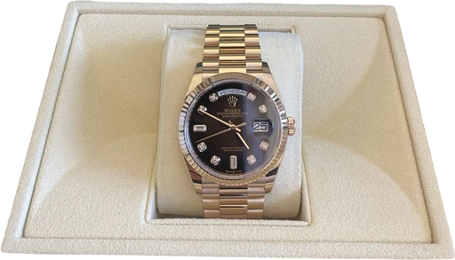 Title: Day-Date 128235 36mm
Brand: Rolex
Model: Day-Date
Ref: 128235
Category: Dress
Diameter: 36mm
Functions: Dato, Ugedag
Year: 2022
Price: 305000
Condition: 9.5
Dial Color: Sort
Strap: Metal
Case material: Guld
Gender: Herre
Match: 100.0%
Billedet er ejet af Urbørsen (329120) Et Rolex ur