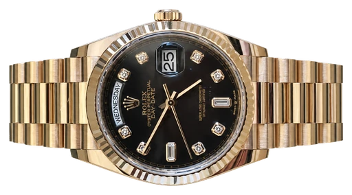 Titel: Day-Date 128235 36mm
Mærke: Rolex
Model: Day-Date
Ref.: 128235
Årgang: 2022
Tilbehør: Boks og Papirer
Stand: 9.5 (Brugt)
Pris: 305.000 kr.
Diameter: 36mm
Funktioner: Dato, Ugedag
Skivefarve: Sort
Rem: Metal
Kassemateriale: Guld
Kategori: Dress
Køn: Herre
Match: 100.0%
Billedet ejes af Urbørsen (329120) Et Rolex ur