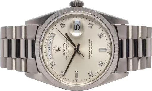 Title: Day-Date 36, Sølv, Diamant, Hvidguld, President
Brand: Rolex
Model: Day-Date
Ref: 18239
Category: Dress
Diameter: 36mm
Functions: Dato, Ugedag
Year: 1996
Price: 189900
Condition: 8.0
Dial Color: Sølv
Strap: Metal
Case material: Guld
Gender: Herre
Match: 100.0%
Billedet er ejet af Urhandleren (102510) Et Rolex ur