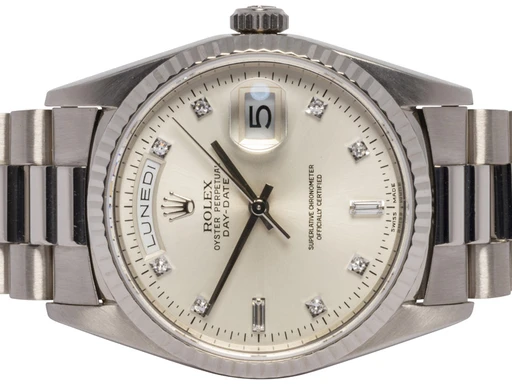 Title: Day-Date 36, Sølv, Diamant, Hvidguld, President
Brand: Rolex
Model: Day-Date
Ref: 18239
Category: Dress
Diameter: 36mm
Functions: Dato, Ugedag
Year: 1996
Price: 189900
Condition: undefined
Dial Color: Sølv
Strap: Metal
Case material: Guld
Gender: Herre
Match: 100.0%
Billedet er ejet af Urhandleren (102510) Et Rolex ur