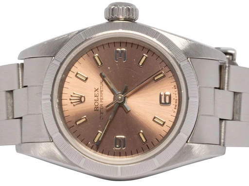 Title: Oyster Perpetual 26, Pink, Stål, Oyster
Brand: Rolex
Model: Oyster Perpetual
Ref: 67230
Category: Dress
Diameter: 26mm
Functions: 
Year: null
Price: 34900
Condition: undefined
Dial Color: Rød
Strap: Metal
Case material: Stål
Gender: Dame
Match: 100.0%
Billedet er ejet af Urhandleren (102666) Et Rolex ur