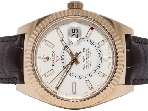 Title: Sky-Dweller, 42, Hvid, 18 kt. Everose
Brand: Rolex
Model: Sky-Dweller
Ref: 326135
Category: Dress
Diameter: 42mm
Functions: Dato, GMT
Year: 2019
Price: 339900
Condition: undefined
Dial Color: Hvid
Strap: Læder
Case material: Guld
Gender: Herre
Match: 100.0%
Billedet er ejet af Urhandleren (102488) Et Rolex ur