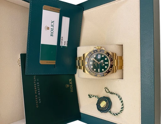 Title: GMT-Master 116718LN (Money Dial)
Brand: Rolex
Model: GMT-Master
Ref: 116718LN
Category: Sport
Diameter: nullmm
Functions: GMT, Dato
Year: 2016
Price: 285000
Condition: 9.5
Dial Color: Grøn
Strap: Metal
Case material: Guld
Gender: Herre
Match: 100.0%
Billedet er ejet af Urbørsen (783297) Et Rolex ur