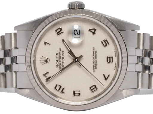 Title: Datejust 36, Hvid Jubilee, Stål, Jubilee
Brand: Rolex
Model: Datejust
Ref: 16234
Category: Dress
Diameter: 36mm
Functions: Dato
Year: 1994
Price: 64900
Condition: undefined
Dial Color: Hvid
Strap: Metal
Case material: Stål
Gender: Herre
Match: 100.0%
Billedet er ejet af Urhandleren (102576) Et Rolex ur
