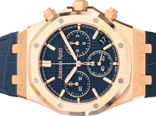 Title: Royal Oak Chronograph 26240OR.OO.D315CR.01
Brand: Audemars Piguet
Model: Royal Oak Chronograph
Ref: 15510ST.OO.1320ST.03
Category: Racing
Diameter: 41mm
Functions: Kronograf, Dato
Year: 2022
Price:
Condition: 10.0
Dial Color: Blå
Strap: Læder
Case material: Guld
Gender: Herre
Match: 100.0%
Billedet er ejet af Urbørsen (102235) Et Audemars Piguet ur