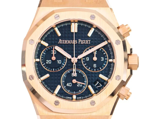 Title: Royal Oak Chronograph 26240OR.OO.D315CR.01
Brand: Audemars Piguet
Model: Royal Oak Chronograph
Ref: 15510ST.OO.1320ST.03
Category: Racing
Diameter: 41mm
Functions: Kronograf, Dato
Year: 2022
Price: null
Condition: undefined
Dial Color: Blå
Strap: Læder
Case material: Guld
Gender: Herre
Match: 100.0%
Billedet er ejet af Urbørsen (102235) Et Audemars Piguet ur