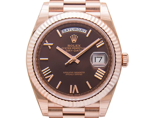 Title: Day-Date 228235
Brand: Rolex
Model: Day-Date
Ref: 228235
Category: Dress
Diameter: 40mm
Functions: Dato, Ugedag
Year: 2023
Price: 330000
Condition: undefined
Dial Color: Brun
Strap: Metal
Case material: Guld
Gender: Herre
Match: 100.0%
Billedet er ejet af Urbørsen (102198) Et Rolex ur