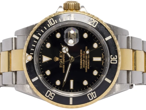 Title: Submariner Date 40, Sort, Guld / Stål, Oyster
Brand: Rolex
Model: Submariner
Ref: 16613
Category: Dykker
Diameter: 40mm
Functions: Dato
Year: 2006
Price: 99900
Condition: undefined
Dial Color: Sort
Strap: Metal
Case material: Guld
Gender: Herre
Match: 100.0%
Billedet er ejet af Urhandleren (102545) Et Rolex ur