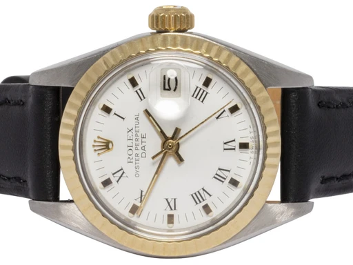 Title: Oyster Perpetual Date 26, Hvid, Guld/Stål, Læder
Brand: Rolex
Model: Oyster Perpetual Date
Ref: 6917
Category: Dress
Diameter: 26mm
Functions: Dato
Year: 1978
Price: 29900
Condition: undefined
Dial Color: Hvid
Strap: Læder
Case material: Guld
Gender: Dame
Match: 100.0%
Billedet er ejet af Urhandleren (102673) Et Rolex ur