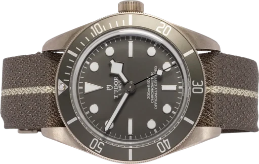 Title: Black Bay 58 39, Grå, Sølv, Nato
Brand: Tudor
Model: Black Bay 58
Ref: M79010SG-0002
Category: Dykker
Diameter: 39mm
Functions: Dato
Year: 2021
Price: 34900
Condition: 8.0
Dial Color: Grå
Strap: Stof
Case material: Stål
Gender: Herre
Match: 100.0%
Billedet er ejet af Urhandleren (102660) Et Tudor ur