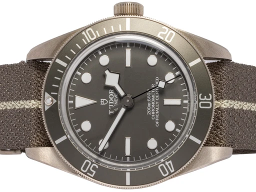 Title: Black Bay 58 39, Grå, Sølv, Nato
Brand: Tudor
Model: Black Bay 58
Ref: M79010SG-0002
Category: Dykker
Diameter: 39mm
Functions: Dato
Year: 2021
Price: 34900
Condition: undefined
Dial Color: Grå
Strap: Stof
Case material: Stål
Gender: Herre
Match: 100.0%
Billedet er ejet af Urhandleren (102660) Et Tudor ur