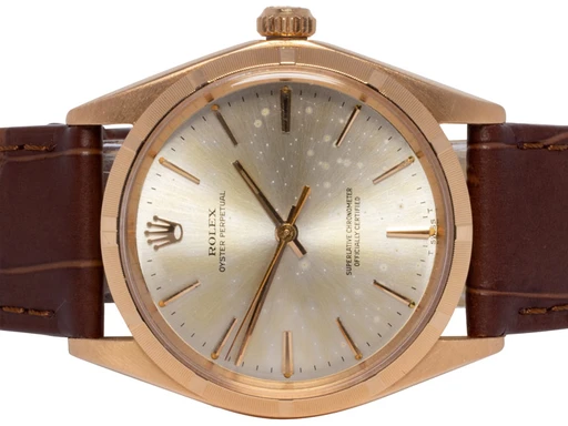 Title: Oyster Perpetual 34, Sølv, Guld, Læder
Brand: Rolex
Model: Oyster Perpetual
Ref: 1003
Category: Dress
Diameter: 34mm
Functions: 
Year: 1966
Price: 69900
Condition: undefined
Dial Color: Sølv
Strap: Læder
Case material: Guld
Gender: Herre
Match: 100.0%
Billedet er ejet af Urhandleren (102568) Et Rolex ur