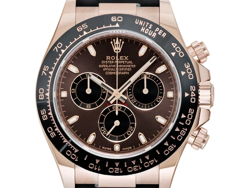 Title: Daytona 116515LN
Brand: Rolex
Model: Daytona
Ref: 116515LN
Category: Racing
Diameter: 40mm
Functions: Kronograf
Year: null
Price: null
Condition: undefined
Dial Color: Brun
Strap: Gummi
Case material: Guld
Gender: Herre
Match: 100.0%
Billedet er ejet af Urbørsen (102208) Et Rolex ur