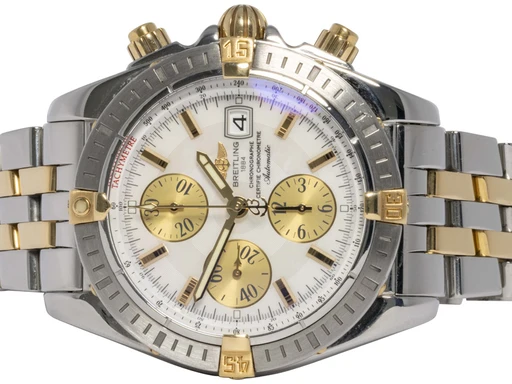 Title: Chronomat Evolution 44, MOP, Guld/Stål
Brand: Breitling
Model: Navi Chronograph
Ref: B13356
Category: Racing
Diameter: 44mm
Functions: Kronograf, Dato
Year: 2006
Price: 36900
Condition: undefined
Dial Color: Hvid
Strap: Metal
Case material: Stål
Gender: Herre
Match: 100.0%
Billedet er ejet af Urhandleren (341778) Et Breitling ur