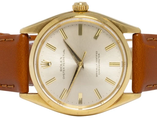 Title: Oyster Perpetual 34, Sølv, Guld, Læder
Brand: Rolex
Model: Oyster Perpetual
Ref: 6564
Category: Dress
Diameter: 34mm
Functions: Dato
Year: 1956
Price: 49900
Condition: undefined
Dial Color: Sølv
Strap: Læder
Case material: Guld
Gender: Unisex
Match: 100.0%
Billedet er ejet af Urhandleren (102612) Et Rolex ur
