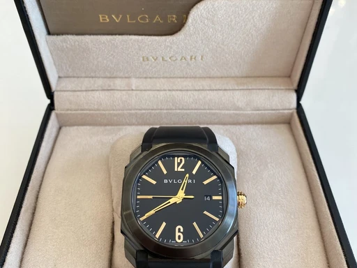 Title: Octo
Brand: Bvlgari
Model: Octo
Ref: BGO41S
Category: Dress
Diameter: 41mm
Functions: Dato
Year: 2022
Price: 27500
Condition: undefined
Dial Color: Sort
Strap: Gummi
Case material: Andet
Gender: Herre
Match: 100.0%
Billedet er ejet af Urbørsen (277735) Et Bvlgari ur