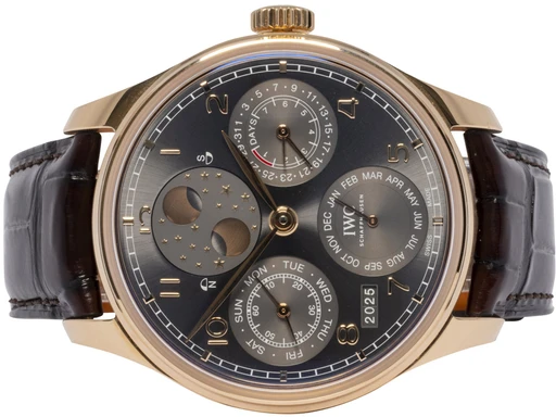 Title: Portugieser Perpetual Calendar, Rose, Grå
Brand: IWC
Model: IWC Portugieser Perpetual Calendar
Ref: IW503404
Category: Dress
Diameter: 42mm
Functions: Dato, Ugedag, Månefase
Year: null
Price: null
Condition: undefined
Dial Color: Grå
Strap: Læder
Case material: Guld
Gender: Herre
Match: 100.0%
Billedet er ejet af Urhandleren (129096) Et IWC ur