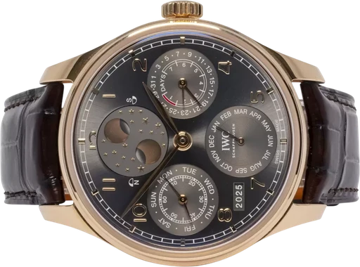 Title: Portugieser Perpetual Calendar, Rose, Grå
Brand: IWC
Model: IWC Portugieser Perpetual Calendar
Ref: IW503404
Category: Dress
Diameter: 42mm
Functions: Dato, Ugedag, Månefase
Year: 2024
Price:
Condition: 10.0
Dial Color: Grå
Strap: Læder
Case material: Guld
Gender: Herre
Match: 100.0%
Billedet er ejet af Urhandleren (129096) Et IWC ur