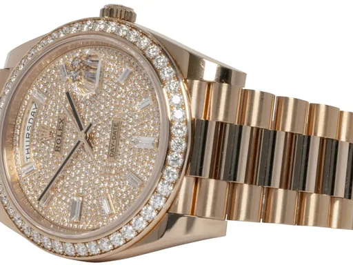 Title: Day-Date 40, Diamond-Paved, Everose, President
Brand: Rolex
Model: Day-Date
Ref: 228345RBR
Category: Dress
Diameter: 40mm
Functions: Dato, Ugedag
Year: null
Price: null
Condition: undefined
Dial Color: Guld
Strap: Metal
Case material: Guld
Gender: Herre
Match: 100.0%
Billedet er ejet af Urhandleren (376433) Et Rolex ur