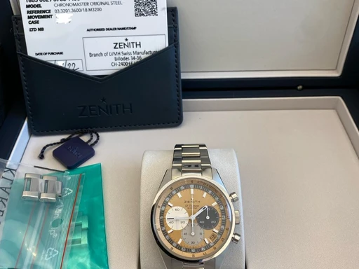 Title: Chronomaster Original
Brand: Zenith
Model: Chronomaster Original
Ref: 03.3201.3600/18.M3200
Category: Racing
Diameter: nullmm
Functions: Kronograf, Dato
Year: 2022
Price: 75000
Condition: undefined
Dial Color: Gul
Strap: Metal
Case material: Stål
Gender: Unisex
Match: 100.0%
Billedet er ejet af Urbørsen (140429) Et Zenith ur