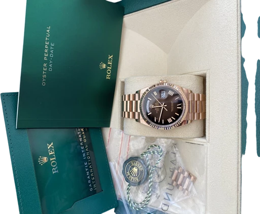Titel: Day-Date 128235 Brown Ombre (Nyhed)
Mærke: Rolex
Model: Day-Date
Ref.: 128235
Kategori: Dress
Diameter: nullmm
Funktioner: Dato, Ugedag
Årgang: 2025
Pris: 330000
Stand: 9.8 (Brugt)
Skivefarve: Brun
Rem: Metal
Kassemateriale: Guld
Køn: Herre
Match: 100.0%
Billedet ejes af Urbørsen (954695) Et Rolex ur