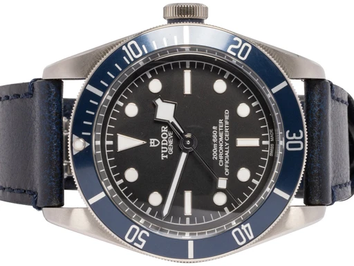 Title: Black Bay 41, Sort, Blå, Læder
Brand: Tudor
Model: Black Bay
Ref: 7923OB
Category: Dykker
Diameter: 41mm
Functions: Dato
Year: 2018
Price: 29900
Condition: undefined
Dial Color: Sort
Strap: Læder
Case material: Stål
Gender: Herre
Match: 100.0%
Billedet er ejet af Urhandleren (102677) Et Tudor ur