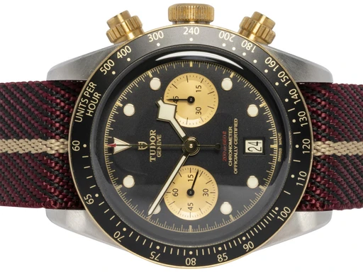 Title: Black Bay Chrono, Sort, Guld/Stål, Nato
Brand: Tudor
Model: Black Bay Chrono
Ref: 79363N
Category: Racing
Diameter: 41mm
Functions: Kronograf, Dato
Year: 2021
Price: 39900
Condition: undefined
Dial Color: Sort
Strap: Andet
Case material: Stål
Gender: Herre
Match: 100.0%
Billedet er ejet af Urhandleren (233098) Et Tudor ur