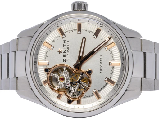 Title: El Primero Synopsis 40, Hvid, Stål
Brand: Zenith
Model: El Primero, Synopsis
Ref: 03.2170.4613/01.M2170
Category: Dress
Diameter: 40mm
Functions: 
Year: null
Price: 34900
Condition: undefined
Dial Color: Hvid
Strap: Metal
Case material: Stål
Gender: Herre
Match: 100.0%
Billedet er ejet af Urhandleren (102661) Et Zenith ur