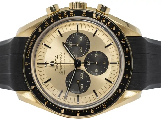 Title: Speedmaster Professional Moonwatch 42, Guld, Gummi
Brand: Omega
Model: Omega Speedmaster Moonwatch
Ref: 310.62.42.50.99.001
Category: Racing
Diameter: 42mm
Functions: Kronograf
Year: 2024
Price: 154900
Condition: undefined
Dial Color: Gul
Strap: Gummi
Case material: Guld
Gender: Herre
Match: 100.0%
Billedet er ejet af Urhandleren (421538) Et Omega ur