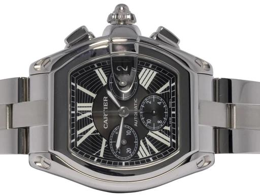 Title: Roadster Chronograph XL, Sort, Stål
Brand: Cartier
Model: Roadster XL Chronograph
Ref: 2618
Category: Racing
Diameter: 40mm
Functions: Kronograf, Dato
Year: null
Price: 44900
Condition: undefined
Dial Color: Sort
Strap: Metal
Case material: Stål
Gender: Herre
Match: 100.0%
Billedet er ejet af Urhandleren (102622) Et Cartier ur