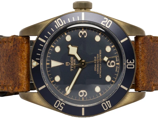 Title: Black Bay 41, Blå, Bronze, Læder
Brand: Tudor
Model: Black Bay
Ref: 79250BB
Category: Dykker
Diameter: 41mm
Functions: Dato
Year: 2024
Price: 31900
Condition: undefined
Dial Color: Blå
Strap: Læder
Case material: Andet
Gender: Herre
Match: 100.0%
Billedet er ejet af Urhandleren (278273) Et Tudor ur