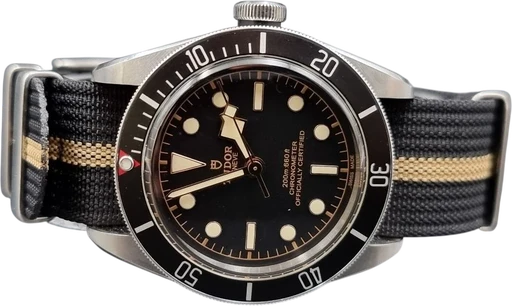Titel: Black Bay Heritage 79230N – dykkerur med sort skive (Nyhed)
Mærke: Tudor
Model: Black Bay Heritage
Ref.: 79230N
Årgang: 2022
Tilbehør: Boks og Papirer
Stand: 9.0 (Brugt)
Pris: 22.900 kr.
Diameter: 41mm
Funktioner:
Skivefarve: Sort
Rem: Stof
Kassemateriale: Stål
Kategori: Dykker
Køn: Herre
Match: 100.0%
Billedet ejes af WatchMania (1203396) Et Tudor ur