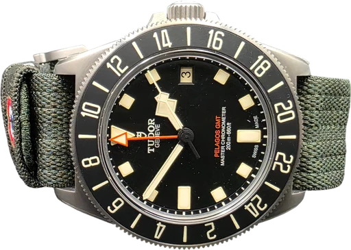 Titel: FXD GMT – nyt og ubrugt (Nyhed)
Mærke: Tudor
Model: FXD GMT
Ref.: M2542G257NU-0002
Årgang:
Tilbehør: Boks og Papirer
Stand: 10.0 (Nyt)
Pris: 35.900 kr.
Diameter: 42mm
Funktioner: GMT, Dato
Skivefarve: Sort
Rem: Stof
Kassemateriale: Titanium
Kategori: Sport
Køn: Herre
Match: 100.0%
Billedet ejes af WatchMania (1203393) Et Tudor ur
