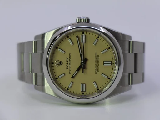 Title: Oyster Perpeutal 126000 Beige – New
Brand: Rolex
Model: Oyster Perpetual
Ref: 126000
Category: Dress
Diameter: 36mm
Functions: Dato
Year: 2025
Price: 77000
Condition: 10.0
Dial Color: Gul
Strap: Metal
Case material: Stål
Gender: Herre
Match: 100.0%
Billedet er ejet af WeWatches (189820) Et Rolex ur