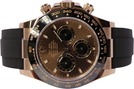Titel: Cosmograph Daytona 116515LN Choco – New (Nyhed)
Mærke: Rolex
Model: Cosmograph Daytona
Ref.: 116515LN
Årgang: 2021
Tilbehør: Boks og Papirer
Stand: 10.0 (Nyt)
Pris: 295.000 kr.
Diameter: 40mm
Funktioner: Kronograf
Skivefarve: Brun
Rem: Gummi
Kassemateriale: Guld
Kategori: Racing
Køn: Herre
Match: 100.0%
Billedet ejes af WeWatches (1147208) Et Rolex ur