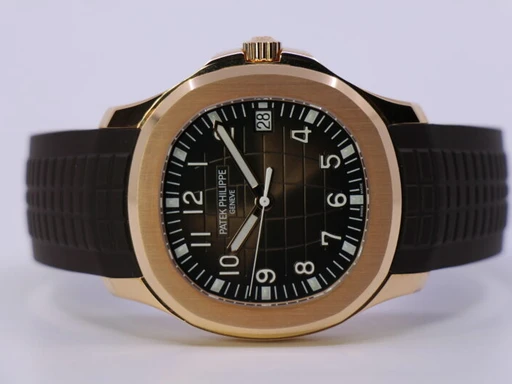 Title: Aquanaut 5167R-001 – New
Brand: Patek Philippe
Model: Aquanaut
Ref: 5167R-001
Category: Sport
Diameter: 40mm
Functions: Dato
Year: 2020
Price: 659000
Condition: 10.0
Dial Color: Brun
Strap: Andet
Case material: Guld
Gender: Herre
Match: 100.0%
Billedet er ejet af WeWatches (512197) Et Patek Philippe ur