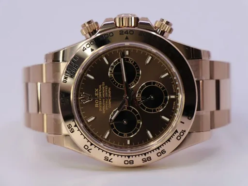 Title: Cosmograph Daytona 126505 “Choco” – New 09/2025
Brand: Rolex
Model: Cosmograph Daytona
Ref: 126505
Category: Racing
Diameter: 40mm
Functions: Kronograf
Year: 2025
Price: 419000
Condition: undefined
Dial Color: Brun
Strap: Metal
Case material: Guld
Gender: Herre
Match: 100.0%
Billedet er ejet af WeWatches (403480) Et Rolex ur