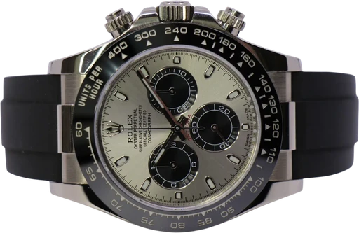 Title: Cosmograph Daytona 116519Ln “Ghost” – Like New
Brand: Rolex
Model: Cosmograph Daytona
Ref: 116519LN
Category: Racing
Diameter: 40mm
Functions: Kronograf
Year: 2020
Price: 275000
Condition: 9.5
Dial Color: Grå
Strap: Andet
Case material: Guld
Gender: Herre
Match: 100.0%
Billedet er ejet af WeWatches (805072) Et Rolex ur