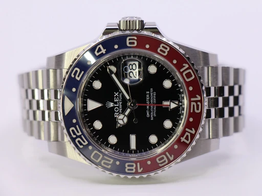Title: Gmt-Master II 126710Blro – 05/2025 (Pepsi)
Brand: Rolex
Model: GMT - Master II
Ref: 126710BLRO
Category: Sport
Diameter: 40mm
Functions: Dato, GMT
Year: 2025
Price: 155000
Condition: 9.7
Dial Color: Sort
Strap: Metal
Case material: Stål
Gender: Herre
Match: 100.0%
Billedet er ejet af WeWatches (531091) Et Rolex ur