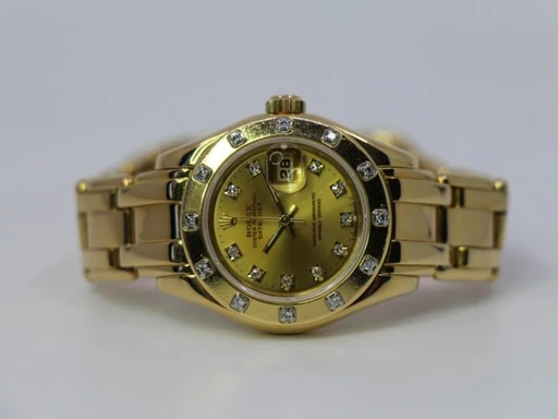 Title: Lady-Datejust Pearlmaster 29Mm 69318
Brand: Rolex
Model: Pearlmaster
Ref: 69318
Category: Dress
Diameter: 29mm
Functions: Dato
Year: 1996
Price: 100000
Condition: 8.5
Dial Color: Guld
Strap: Metal
Case material: Guld
Gender: Dame
Match: 100.0%
Billedet er ejet af WeWatches (136942) Et Rolex ur