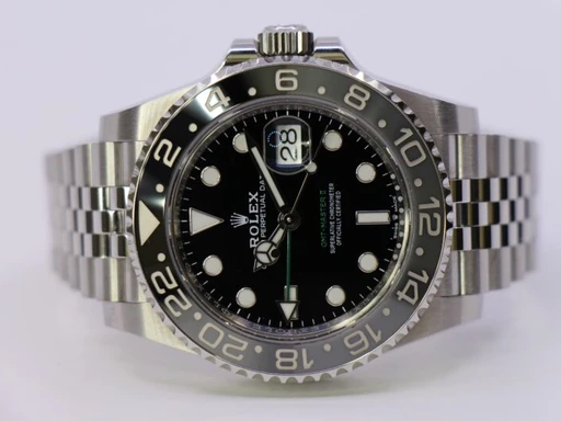 Title: Gmt-Master II 126710Grnr – 09/2024 (Bruce Wayne) (New)
Brand: Rolex
Model: GMT - Master II
Ref: 126710GRNR
Category: Sport
Diameter: 40mm
Functions: Dato, GMT
Year: 2024
Price: 130000
Condition: undefined
Dial Color: Sort
Strap: Metal
Case material: Stål
Gender: Herre
Match: 100.0%
Billedet er ejet af WeWatches (335406) Et Rolex ur