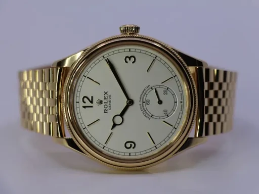 Title: Perpetual 1908 52508 – New 10/2025
Brand: Rolex
Model: Perpetual 1908
Ref: 52508
Category: Dress
Diameter: 39mm
Functions: Dato
Year: 2025
Price: 272000
Condition: 10.0
Dial Color: Hvid
Strap: Metal
Case material: Guld
Gender: Herre
Match: 100.0%
Billedet er ejet af WeWatches (478059) Et Rolex ur